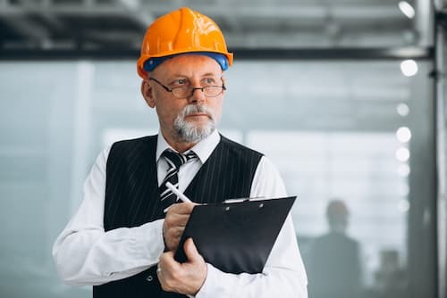 monitoramento-de-processos-industriais Gestor analisando processos industriais