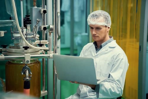 digitalizacao-na-industria-quimica Painel de controle com dados sobre a digitalização na indústria química