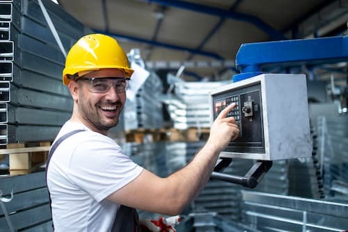 avaliacao-de-aderencia Iamgem ilustrativa de operador industrial encenando como avaliar a aderência da implantação de soluções industriais